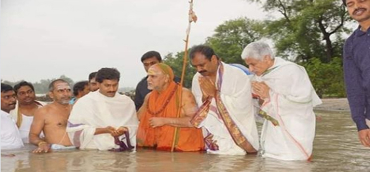 Andhra CM YS Jagan Mohan Reddy did a Ghar Wapsi to Hindu Dharma ? Check the video & Decide for Yourself